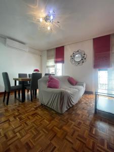 a living room with a couch and a table at Encantador apartamento en el centro de Castro CON PARKING in Castro-Urdiales