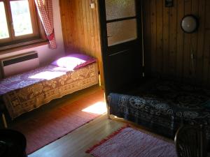Tempat tidur dalam kamar di chalupy Šuňava