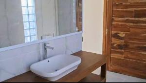 Ванная комната в Wind & Sea Lakey Peak +28 фотографий