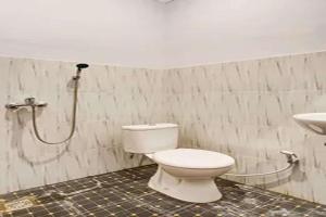 een badkamer met toilet en douche bij OYO 94756 '23 Residence in Kejayan +19 foto's