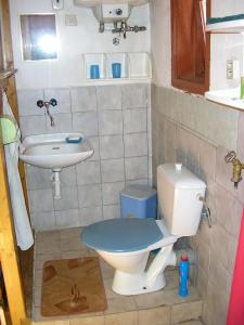 A bathroom at chalupy Šuňava