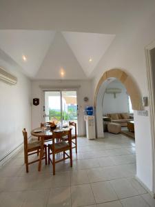 Ruang duduk di STAY Helios House +37 gambar