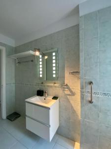 Bilik mandi di STAY Helios House