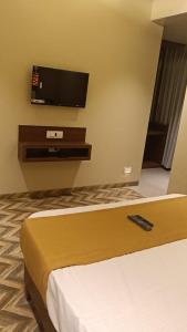 Televisyen dan/atau pusat hiburan di Atithi Deluxe Rooms