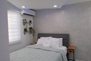 Ένα ή περισσότερα κρεβάτια σε δωμάτιο στο Chic 1BR apartment