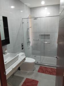 Et badeværelse på Lanna Life Lofts