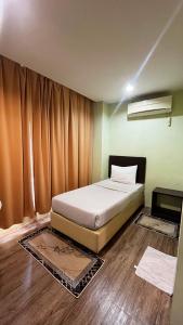 a bedroom with a bed and a window at Five Ferns Hotel in Bandar Baru Bangi