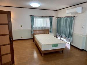 福岡市にあるEntire 3 Story house in Hakataの窓のある部屋にベッドがある寝室