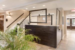 una escalera en una casa con vestíbulo en The Port Inn and Cottages, an Ascend Collection Hotel, en Port Saint Joe