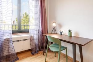 biurko z zielonym krzesłem i oknem w obiekcie Free Private Parking Asti Piazza del Palio Stazione 30min Alba fiera Tartufo w Asti