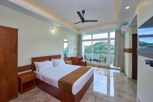 Katil atau katil-katil dalam bilik di Scarlet Resort By Welcomia Hospitality +52 gambar