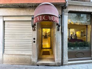 an entrance to a shop with a sign on the door at Hotel Alcyone in Venice
