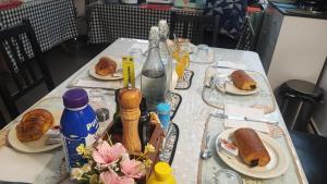 une table avec des assiettes de nourriture dessus dans l'établissement Boomerang Cottage B&B - Quintanapalla, à Quintanapalla