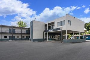 Un estacionamiento vacío frente a un edificio en Quality Inn - On The Lake Clarksville-Boydton, en Clarksville