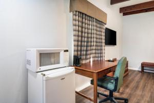 cocina con mesa y nevera con microondas en Quality Inn - On The Lake Clarksville-Boydton, en Clarksville