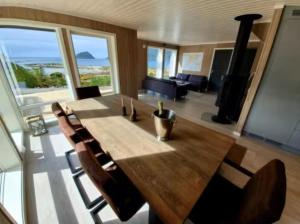 ein Esszimmer mit einem Holztisch und Stühlen in der Unterkunft Explorers Cabin Lofoten in Offersøya + 15 Fotos