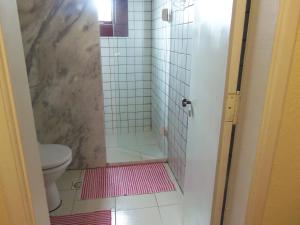 een badkamer met een douche en een toilet bij Sobrado Paraty in Paraty