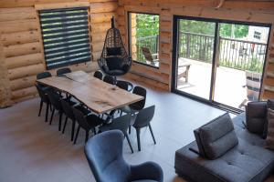 Ruang duduk di Majestic log cabin - Spa - Le Taureau