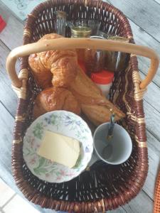 Una canasta de comida con un pavo y mantequilla en chez Marcel, en Rosières
