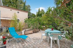un patio con tavolo e sedie in un giardino di Var Hyères Studio bord de mer a La Garde Altre 12 foto