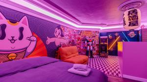 a bedroom with a purple room with a cat mural at Japan Vibes, insolite, jeux et balnéo à Strasbourg in Strasbourg