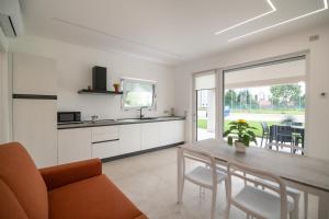 a kitchen and dining room with a table and chairs at Armonia Suites - Aria e Fuoco in Verona
