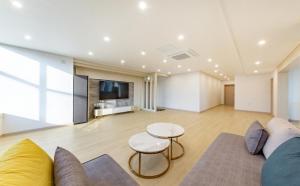 Un televizor și/sau centru de divertisment la Mokpo Ayana Hotel & Poolvilla