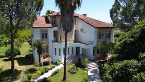 Κήπος έξω από το Malikane Residence,6 bed detached