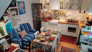 een kleine keuken met een tafel en een blauwe stoel bij La Graziosa in Villa wifi parcheggio gratuito self check-in zona Lerici Guercio in Lerici