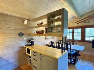 a kitchen with a table and chairs in a cabin at Tvilsombu, cosy cabin close to ski slopes in Geilo