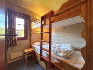 a bedroom with two bunk beds in a cabin at Tvilsombu, cosy cabin close to ski slopes in Geilo