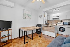 ガイヤックにあるAppartement proche merのテーブルとキッチンのあるリビングルーム +16枚の写真