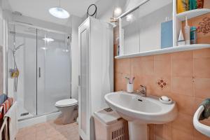 ガイヤックにあるAppartement proche merの洗面台、トイレ、シャワー付きのバスルーム