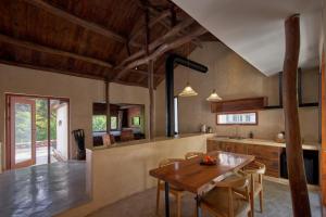 Una cocina con una mesa de madera y un comedor. en Xipo Moganshan Resort Homestay, en Houhong 92 fotos más