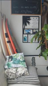 ein Zimmer mit einem Kissen und Surfbrettern an der Wand in der Unterkunft Famara home Stay 1 in Famara