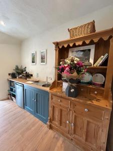 una cucina con lavandino e bancone con fiori di The Hollow a Laois