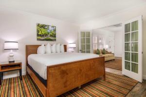 een slaapkamer met een bed en een woonkamer bij Aggie Inn, an Ascend Collection Hotel in Davis +35 foto's