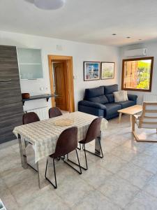 Un lugar para sentarse en Apartment in front of the beach