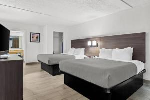 Postel nebo postele na pokoji v ubytování Quality Inn & Suites at Tropicana Field + 35 fotografií