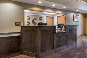 a lobby with a reception desk in a room at Comfort Inn Dyersville Near the Field of Dreams in Dyersville +31 photos