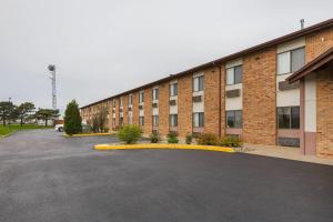 un grande edificio in mattoni con parcheggio di Quality Inn Waverly a Waverly