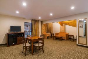 una camera d'albergo con tavolo e TV di Quality Inn Waverly a Waverly