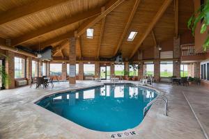 una grande piscina coperta in un edificio di Quality Inn Waverly a Waverly