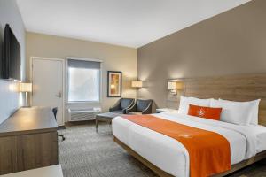 Кровать или кровати в номере Amsterdam Inn & Suites, Ascend Hotel Collection +172 фотографии