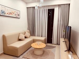 Una televisión o centro de entretenimiento en The Glory Midori Park 2BR Pool Gym free, gần Aeon 52 fotos más