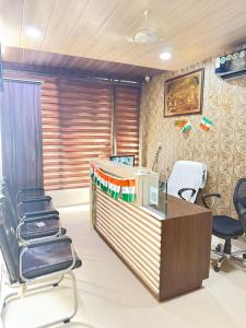 a waiting room with chairs and a table with a box at Hotel king crown in Ludhiana
