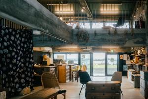ein Restaurant mit Stühlen, einem Tisch und einer Theke in der Unterkunft RePORTHOTEL in Yaizu