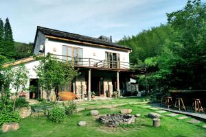 una casa con un patio con chimenea en Xipo Moganshan Resort Homestay, en Houhong