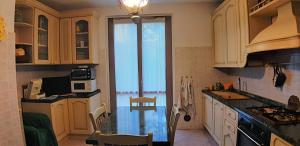 Kuchyň nebo kuchyňský kout v ubytování Villa Maria 3 floors independent with garage