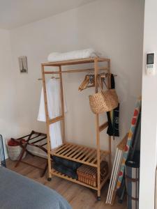 Una habitación con una cama alta con chimenea. en Studio Solaris, en Daylesford